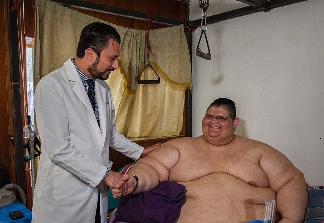 بالصور - أسمن رجل بالعالم يسير على خطى المصرية 