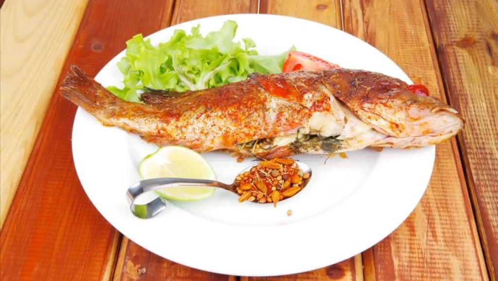 بالفيديو - شاهدي كيف تتخلّصين من رائحة السمك قبل طهوه... جرّبي هذه الحيلة