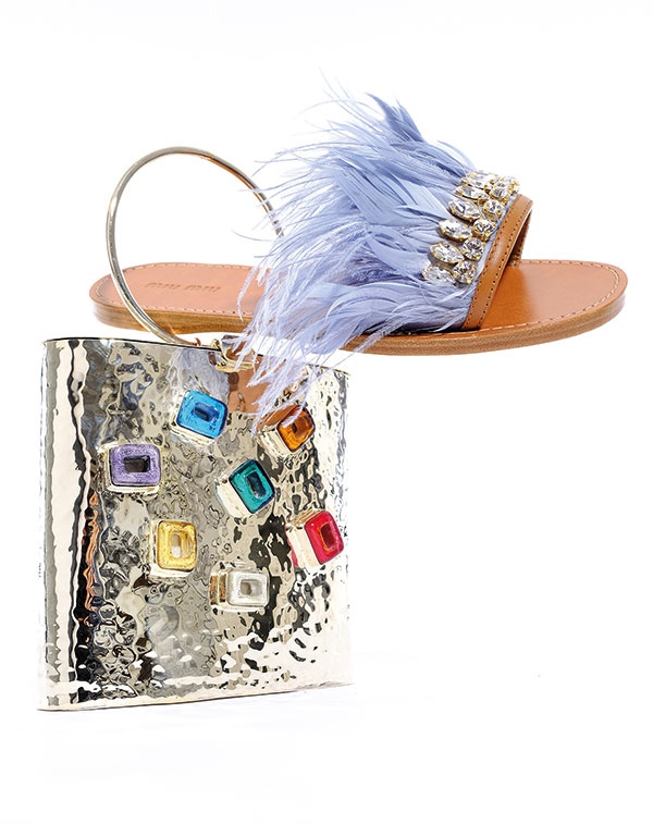 يوم جذاب -
اسطعي جاذبية خلال النهار 
مع هذه الأكسسوارات

(من الأسفل إلى الأعلى)