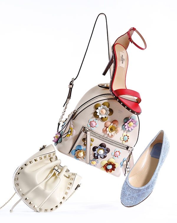 حفلة الشاي -
حقائب صغيرة أو حقائب ظهر مطبعة بالأزهار مع صندل أنيق أو حذاء مسطح مريح

(من اليسار إلى اليمين)