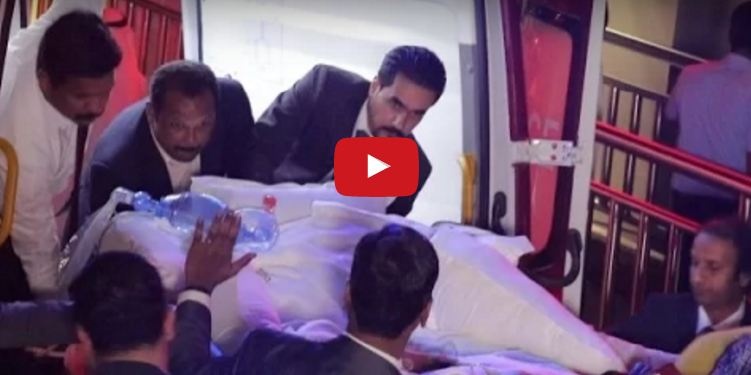 قبل أن يحجبوها عن الإعلام - الفيديو الأول لأسمن امرأة عند نقلها  إلى مستشفى أبو ظبي