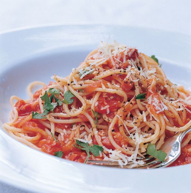 صلصة البندورة الطازجة للمعكرونة