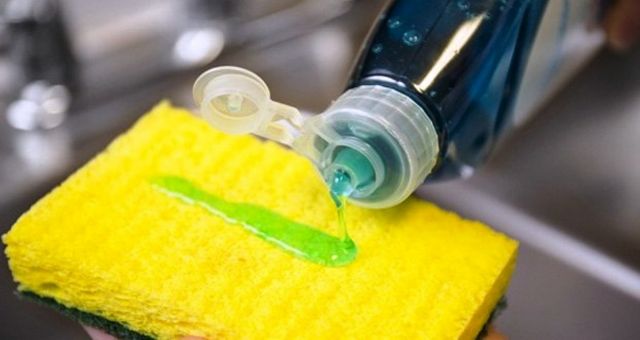 3 حيل لتنظفي إسفنجة غسل الأواني... عدد البكتيريا التي تتجمّع فيها مخيف