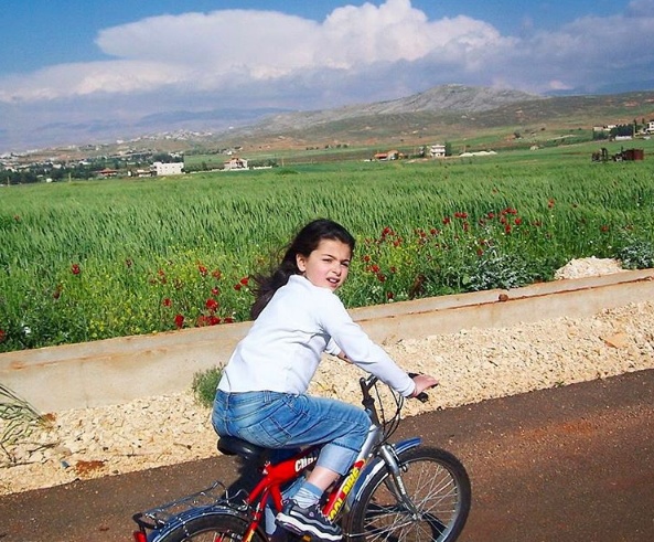 بالصورة - هذه الطفلة العفوية أصبحت فنانة جميلة.. خمنوا من هي!!