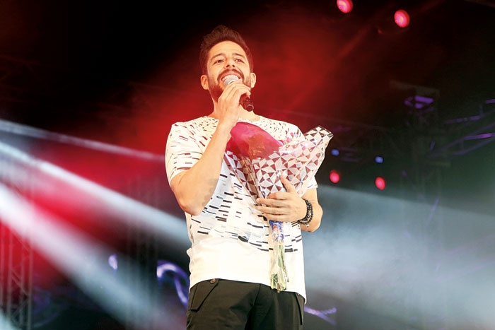 محمد حماقي يلبي طلب معجبة منذ 13 سنة