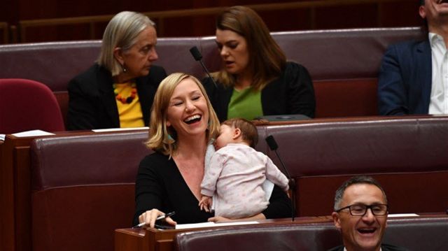 بالصورة - مسؤولة سياسية عالمية تشعل مواقع التواصل بعد إرضاع طفلتها داخل البرلمان.. إليكم التفاصيل!