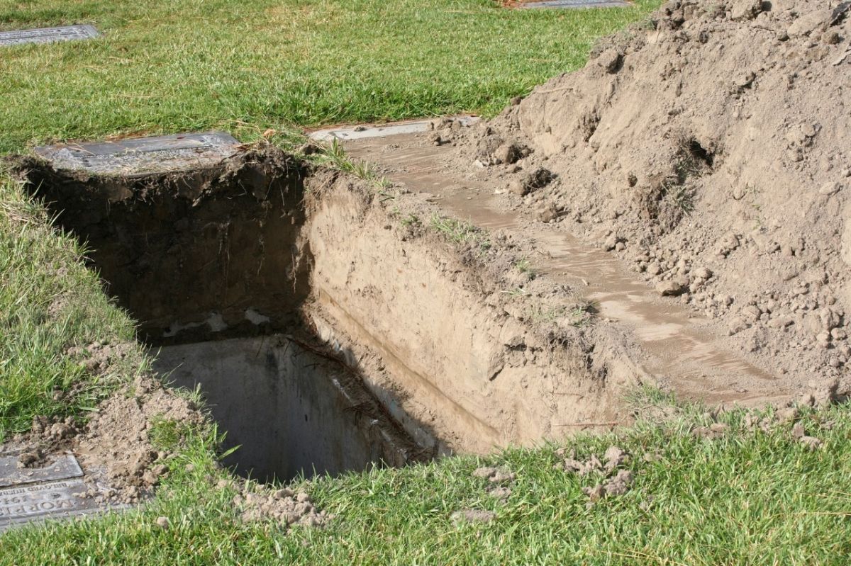 بالفيديو - شاهدوا كيف خرجت فتاة هندية من قبرها بعد دفنها حيّة