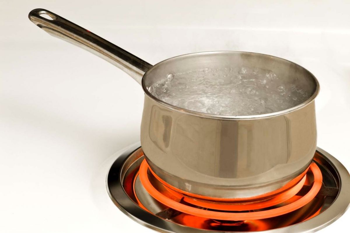 موظفة تسكب الماء المغلي على طفل سوري لأنه أزعج الزبائن... وما فعله هؤلاء مذهل