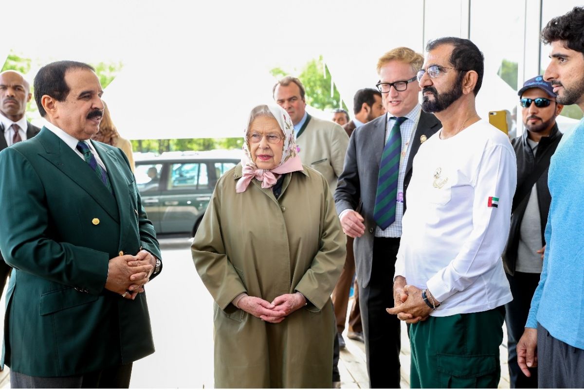 ملك البحرين ومحمد بن راشد مع ملكة بريطانيا... وهذه التفاصيل