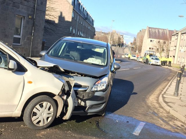 موقف غريب: مذيعة تتعرض لحادث بسيارتها خلال دفاعها عن قدرة المرأة 
بالقيادة!