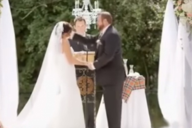 بالفيديو - عريس يصفع عروسه أثناء زفافهما!