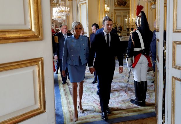 سعر بذلة الرئيس الفرنسي يشغل مواقع التواصل وزوجته تستعير ملابسها لحضور الحفل!