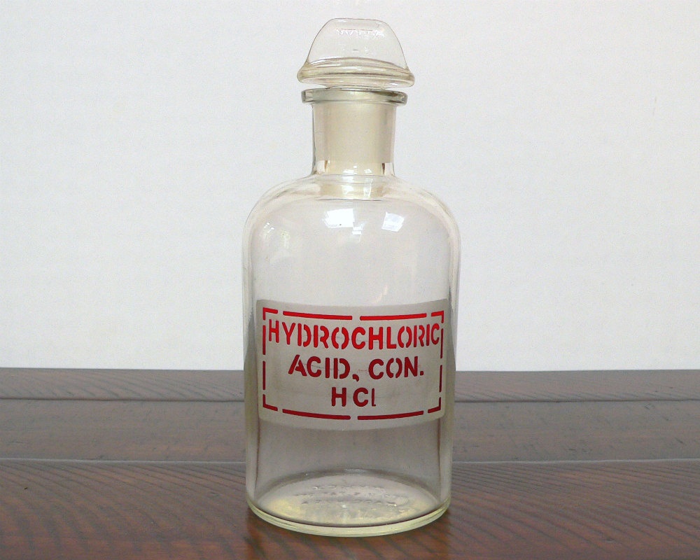 يمني يُرغم طفلته على شرب الأسيد... السبب صادم والنتيجة مروّعة