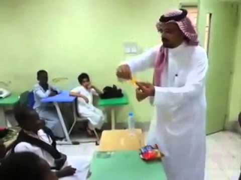 بالصور - أغرب هدية من سعودي لطلابه بمناسبة عقد قرانه.. لا يصدق!!