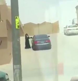 بالفيديو - طالبة سعودية بفعل جريء في الشارع تثير ضجة كبيرة!