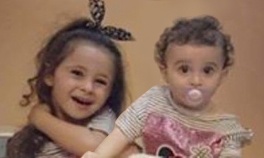 بالصورة- خمنوا مَن هي الفنانة السورية والدة هاتين الطفلتين