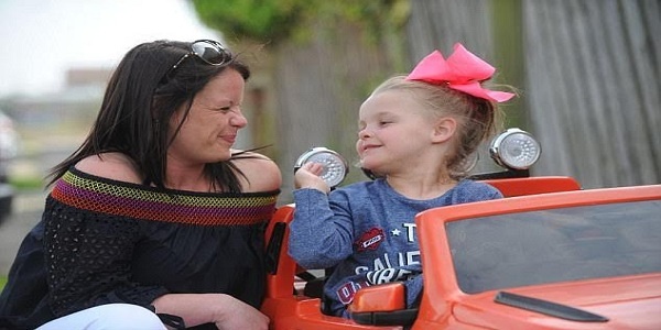 بالصور - طفلة تفقد القدرة على المشي والكلام لسبب موجود في كل بيت.. احذروه!