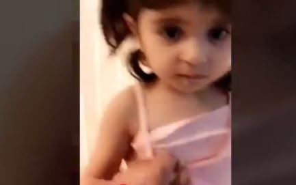 بالفيديو - عبدالله بوشهري يطبخ لزوجته.. وهذا ما يفعله مع ابنته في المنزل!!