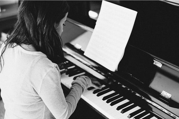 من هي المغنية السعودية روتانا التي تنافس كريستينا أغيليرا وسيلين ديون!