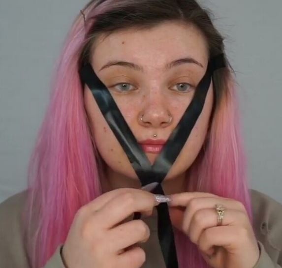 بالفيديو - وضعت اللاصق على وجهها.. والنتيجة مذهلة!