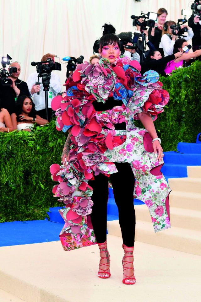 ريهانا  في فستان من Comme Des Garçons