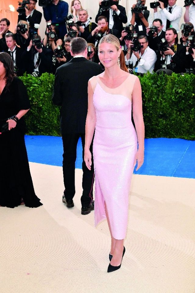 غوينيث بالترو في فستان من Calvin Klein