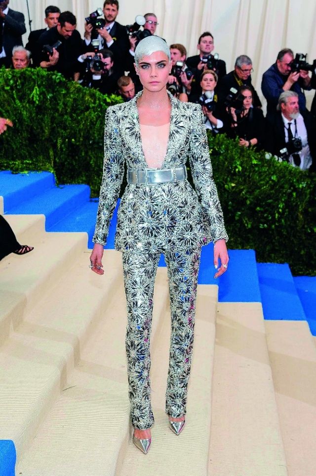 كارا دولوفين في بذلة من Chanel