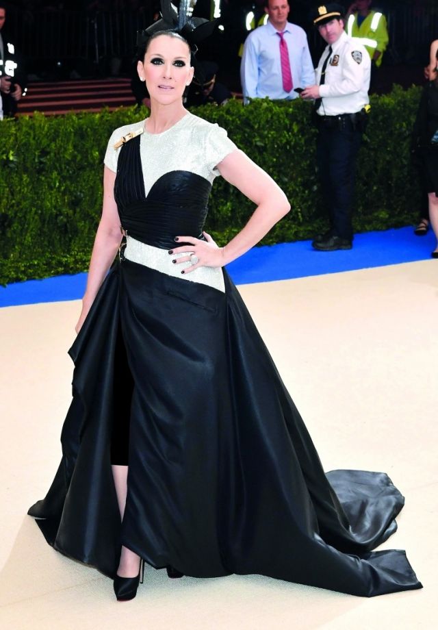 سيلين ديون في فستان من Versace