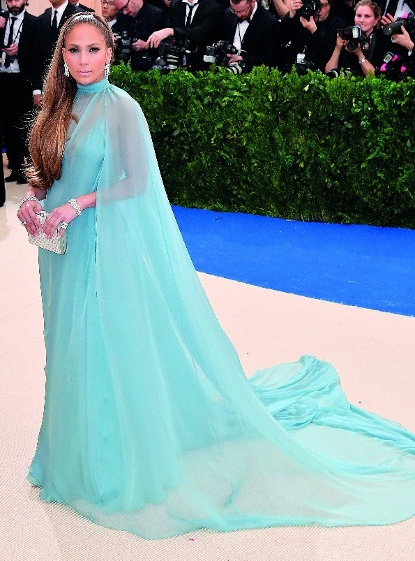 جينيفر لوبيز في فستان من Valentino