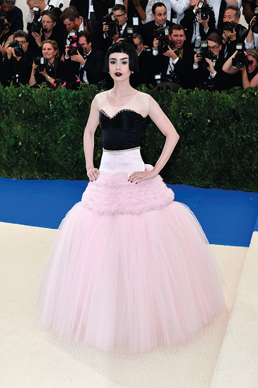 ليلي كولينز في فستان من Giambattista Valli