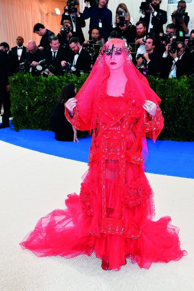 كاتي بيري في فستان من Maison Margiela