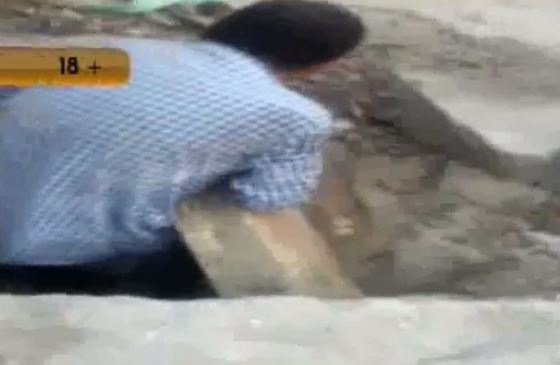 جريمة مروعة بالفيديو (+18) - اخراج الجثث من المقابر في مصر والاتفاق على بيعها!!