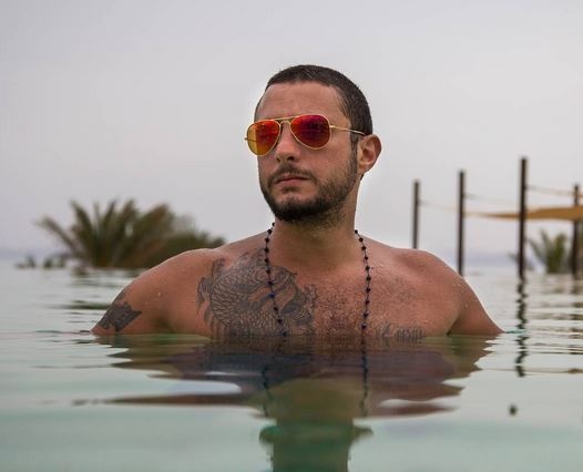 بالفيديو - أحمد الفيشاوي يفجر مفاجأة عن والده.. وهذا عدد زيجاته!