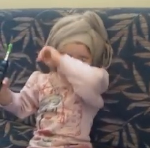 فيديو صادم - بعدما بكت طفلتها للحصول على النرجيلة.. لن تصدقوا رد فعل الوالدة!!