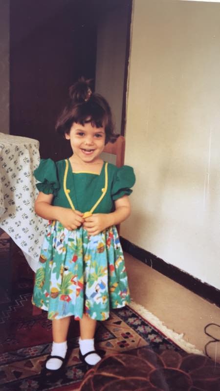 بالصور - خمنّوا هذه الطفلة أي نجمة جميلة أصبحت؟!