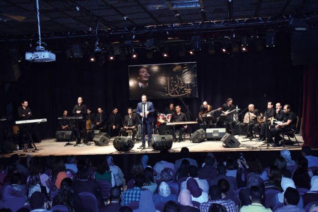 علي الحجار يحمل صور والده على المسرح