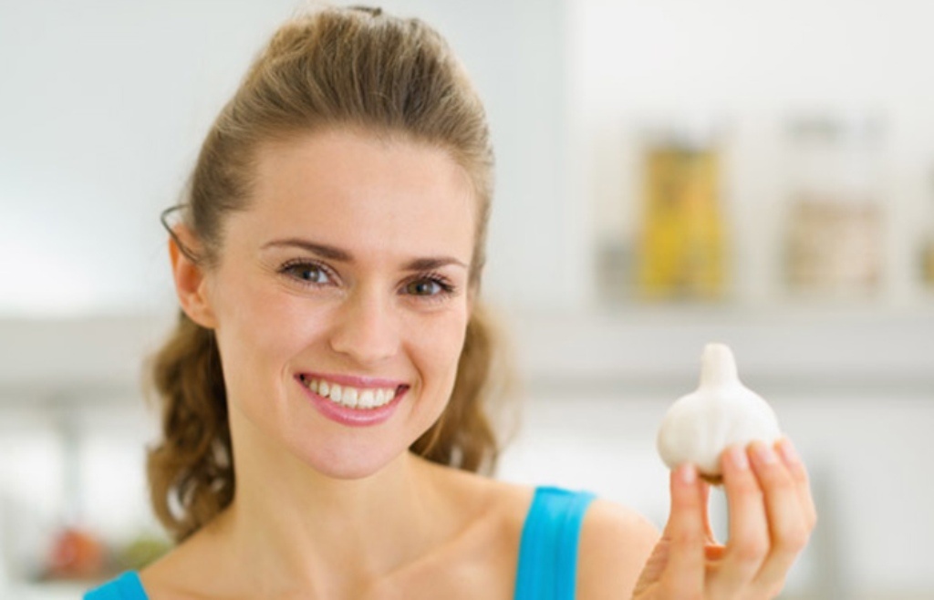 إليك أفضل 5 حيل لتنزعي رائحة الثوم عن يديك... ستفاجئك بسهولتها