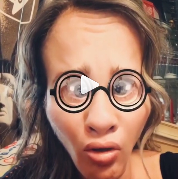 بالفيديو - خمّنوا من هذه النجمة التي أطلّت بهذا المنظر الطريف