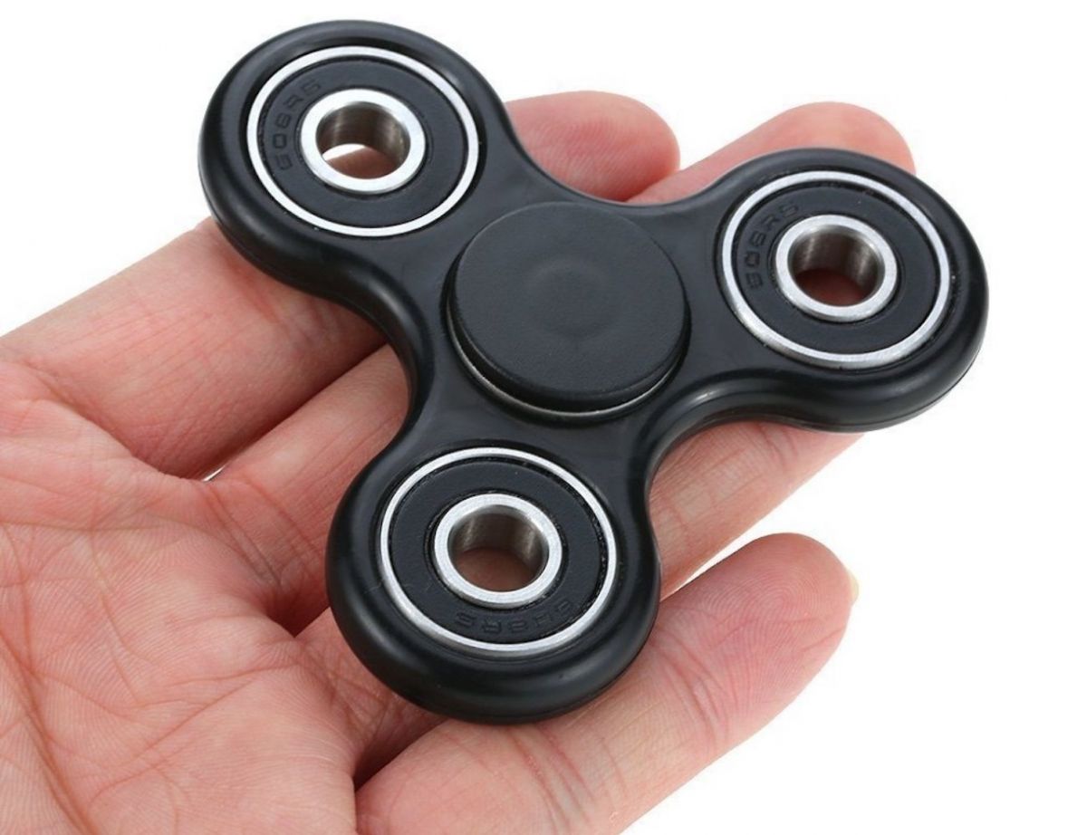 بالصور - احذروا لعبة الـFidget Spinner.. كادت أن تقتل طفلة!!
