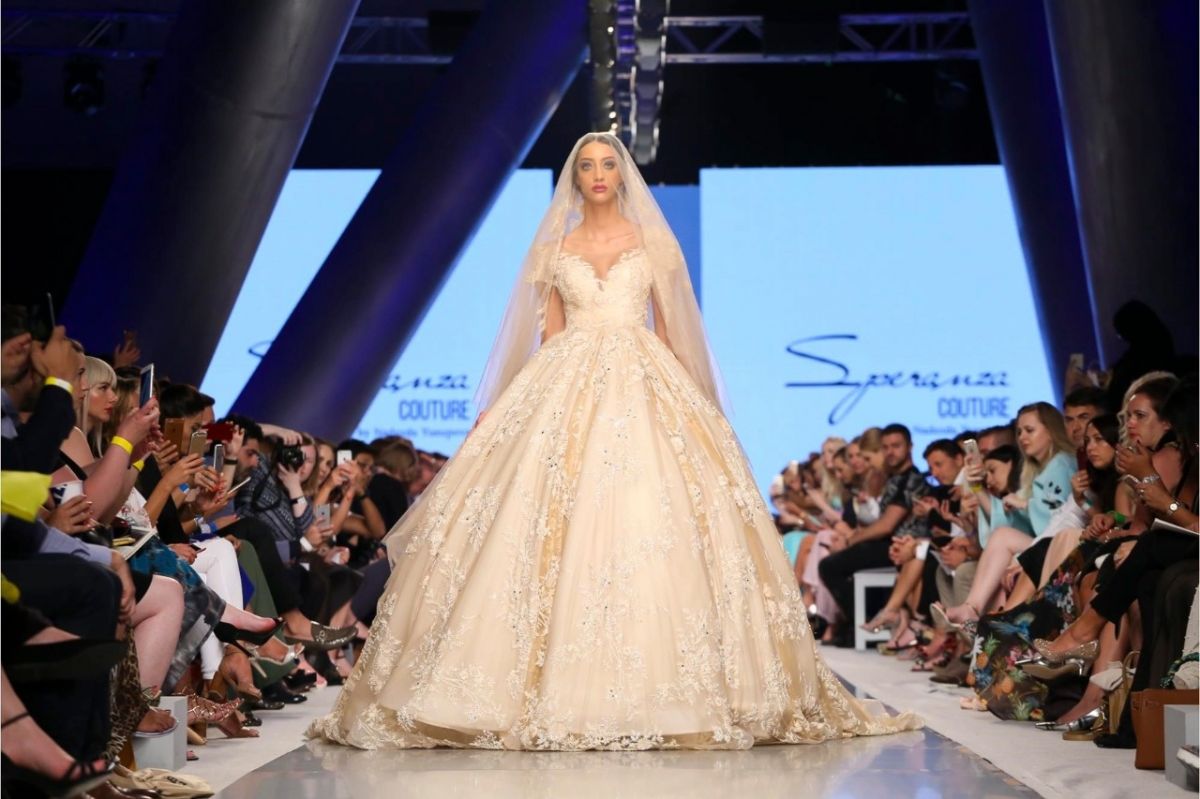 فستان زفاف من Speranza Couture مشكوك بـ 3000 فراشة في Arab Fashion Week