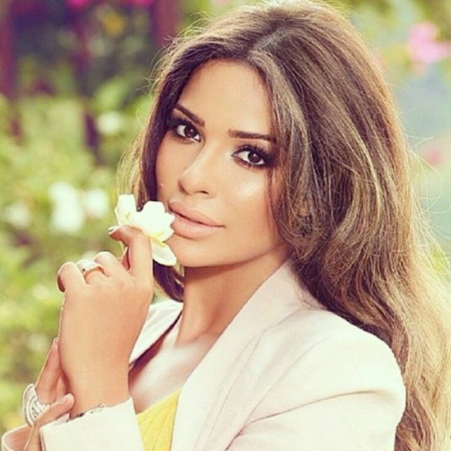 بالصور - خبيرة تجميل سعودية تحوّل نفسها الى نادين نسيب نجيم بواسطة الماكياج.. لن تستطيعوا التمييز بينهما!!