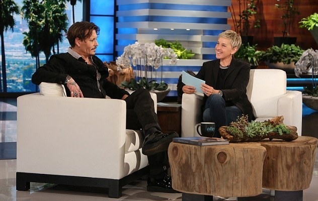 بالفيديو - جوني ديب يقدم هدية مميزة للمذيعة.. شاهدوا ماذا فعل!