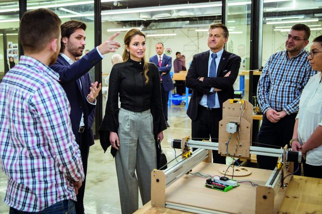 الملكة رانيا تزور جامعة العلوم والتكنولوجيا ومختبر التصنيع الذكي «فاب لاب» في إربد