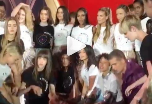 بالفيديو... هذه هي مدونة الموضة التي شاركت كيندل جينير ونعومي كامبل من خلالها في عرض أزياء 