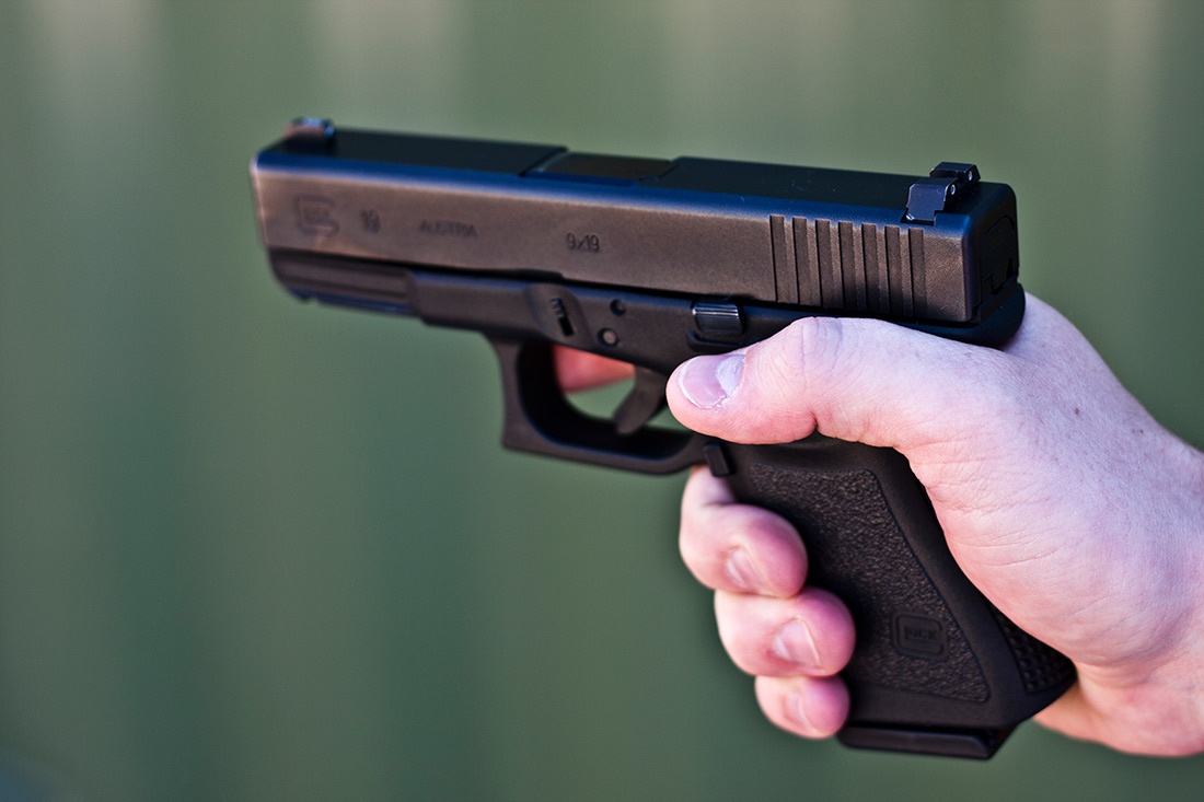 شاهدوا بالفيديو- شاب يطلق النار على صديقته أمام أعين زملائها... صادم ومروّع