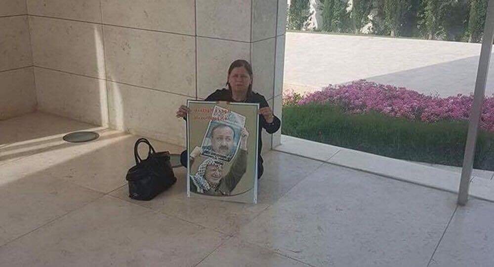 عاجل- زوجة الأسير مروان البرغوثي تعتصم داخل ضريح الراحل ياسر عرفات... إليكم التفاصيل