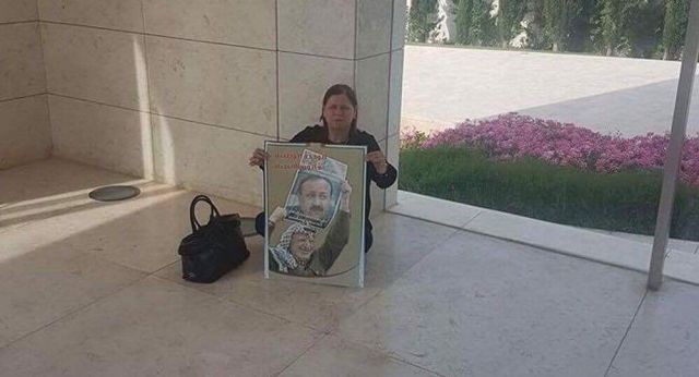 عاجل- زوجة الأسير مروان البرغوثي تعتصم داخل ضريح الراحل ياسر عرفات... إليكم التفاصيل