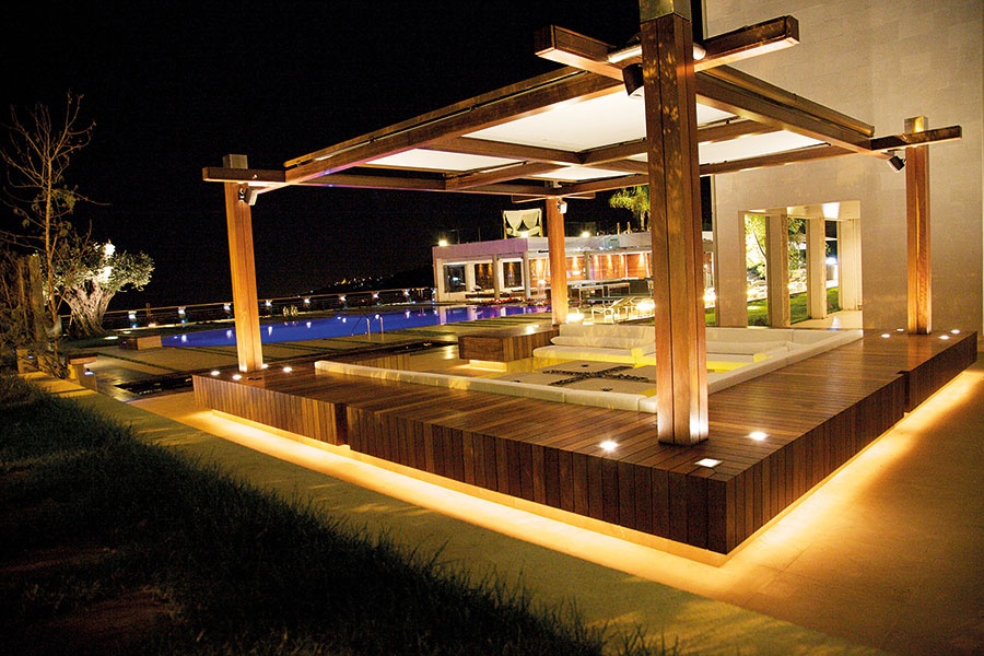 رفاهية التصميم في فيللا تضج بالحياة والفرح