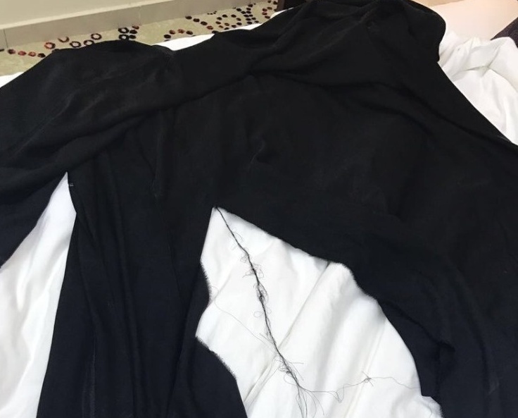 بالصور - معلمة تثير ضجة كبيرة في السعودية.. لماذا قامت بتمزيق عباءات الطالبات؟