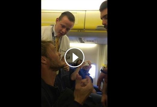 بالفيديو - طلب منه طاقم الطائرة أن يفتح حقيبته.. وما حصل لا يصدق!